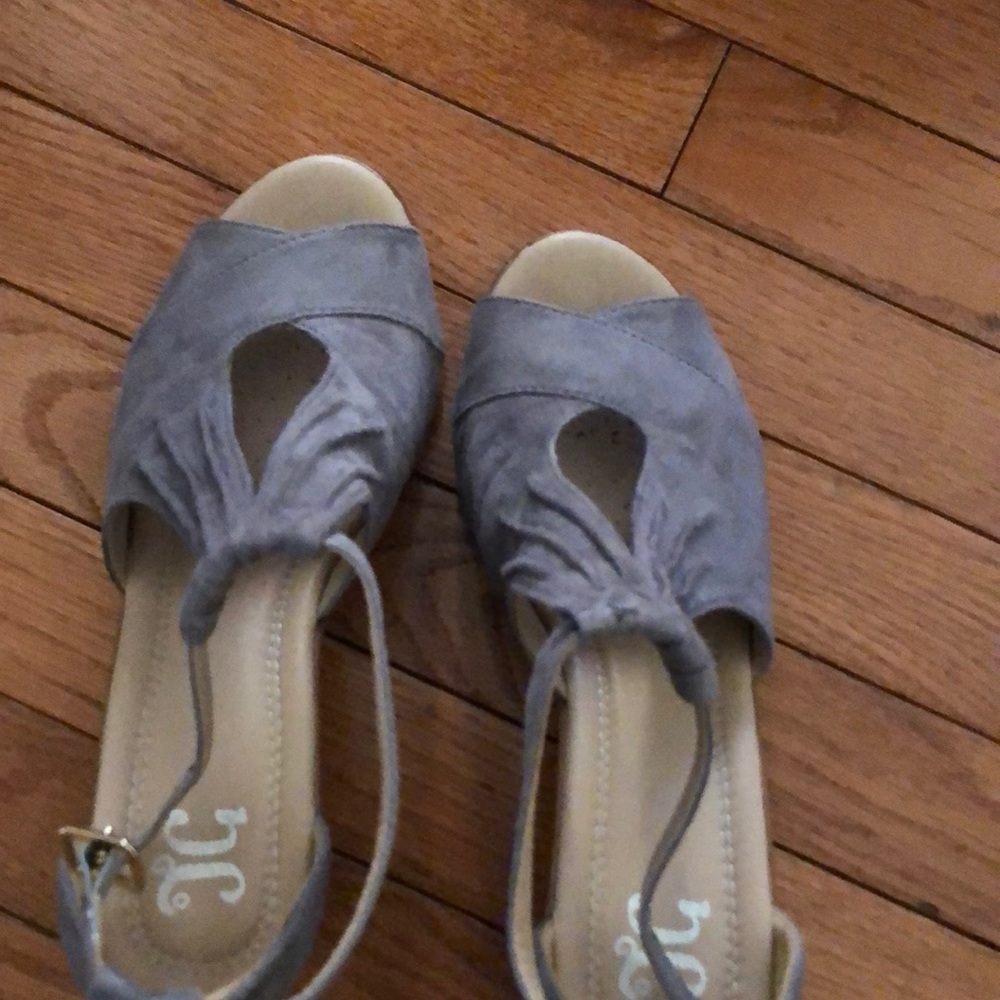 Small wedge grey